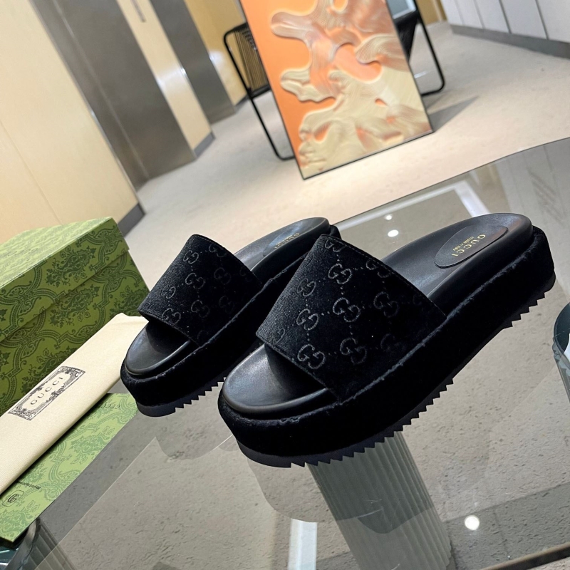 G*u*i slippers